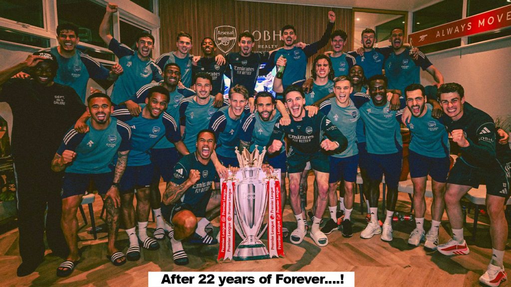 the arsenal squad after winning the trophy