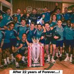 the arsenal squad after winning the trophy